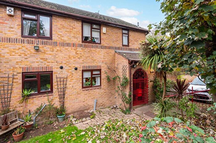 3 Bedroom Mews For Sale In Graces Mews, Camberwell, London, SE5