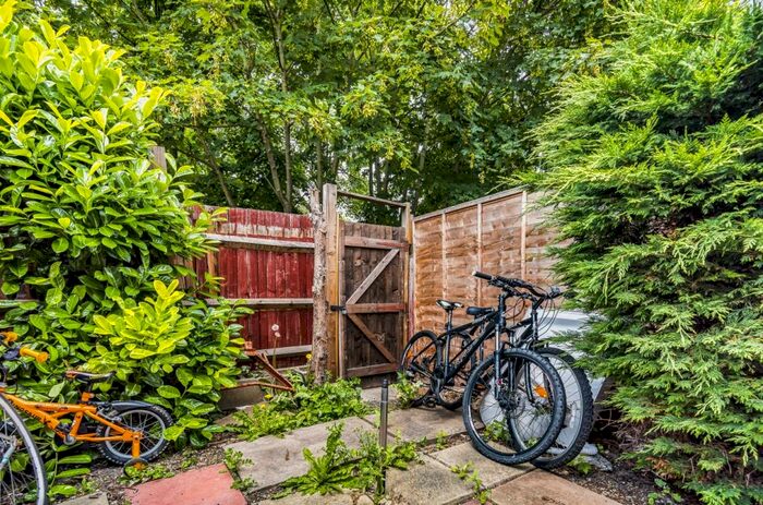 2 Bedroom End Of Terrace House To Rent In Goldfinch Road London, SE28