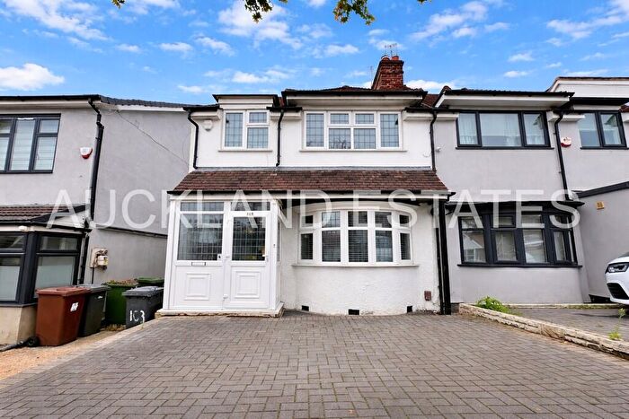3 Bedroom Semi-Detached House For Sale In Park Avenue, Potters Bar, EN6