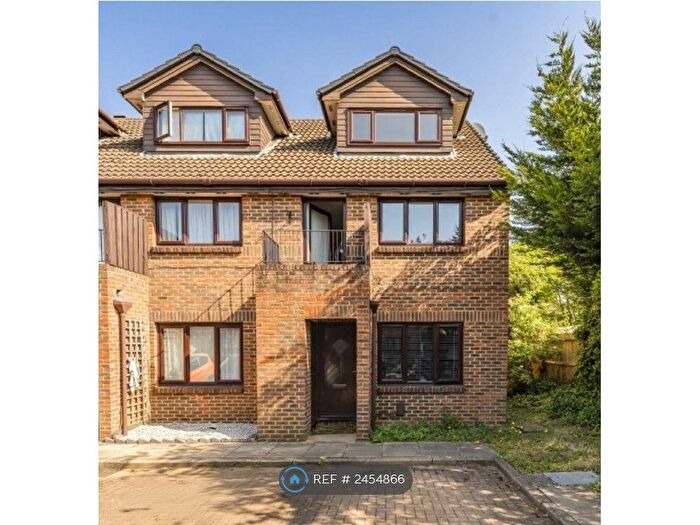 1 Bedroom Flat To Rent In Benwell Court, Sunbury-On-Thames, TW16