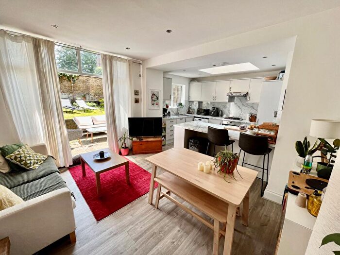 2 Bedroom Flat To Rent In Holmdene Avenue, SE24