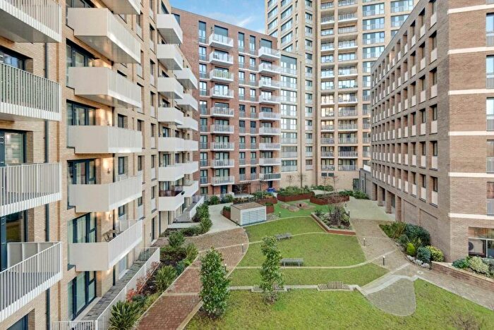 2 Bedroom Flat To Rent In Lakeside Drive, Park Royal, NW10