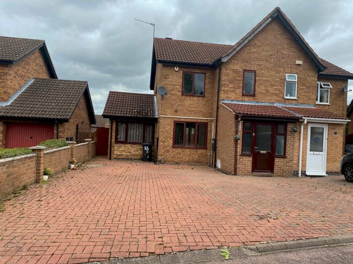 4 Bedroom Semi-Detached House To Rent In Willow Tree Close, Leicester, LE5