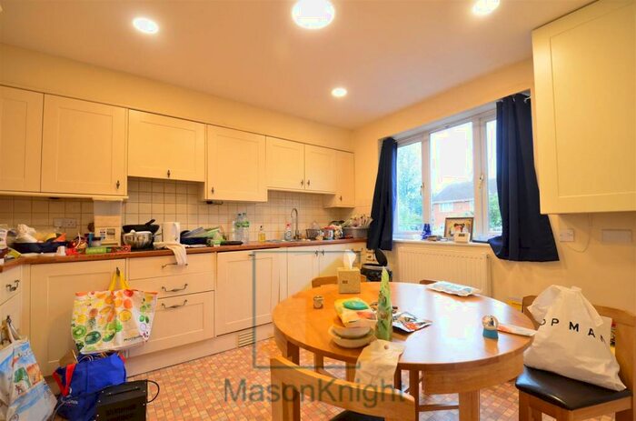 4 Bedroom Semi-Detached House To Rent In For Both Professionals/ Students And Families, Edgbaston, Birmingham, B5
