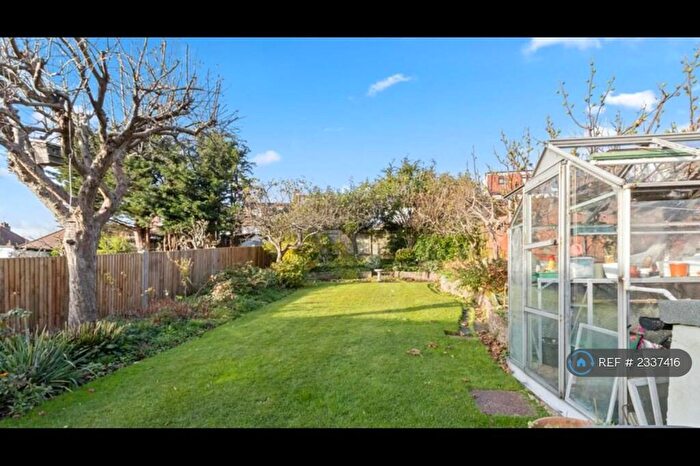 2 Bedroom Bungalow To Rent In Milton Avenue, Barnet, EN5