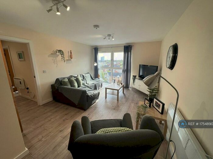 2 Bedroom Flat To Rent In Bishops Corner, Manchester, M15