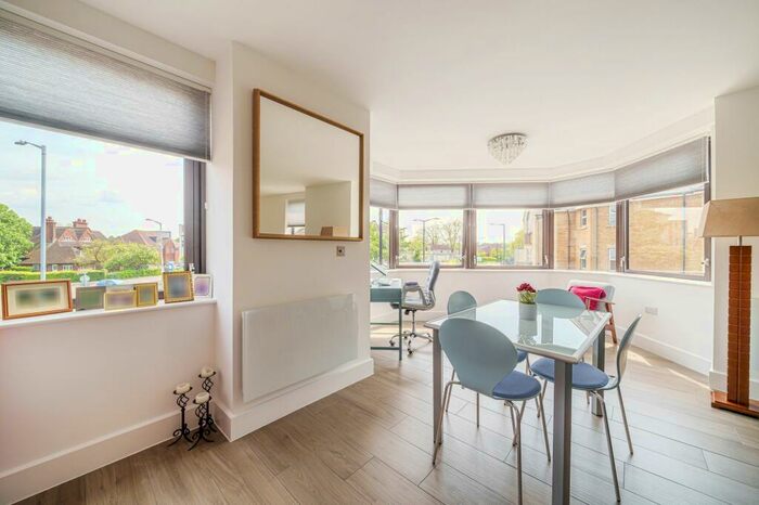 2 Bedroom Apartment For Sale In St. Leonards Road, Windsor, SL4