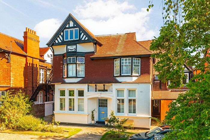 2 Bedroom Flat To Rent In Walpole Gardens, Twickenham, TW2