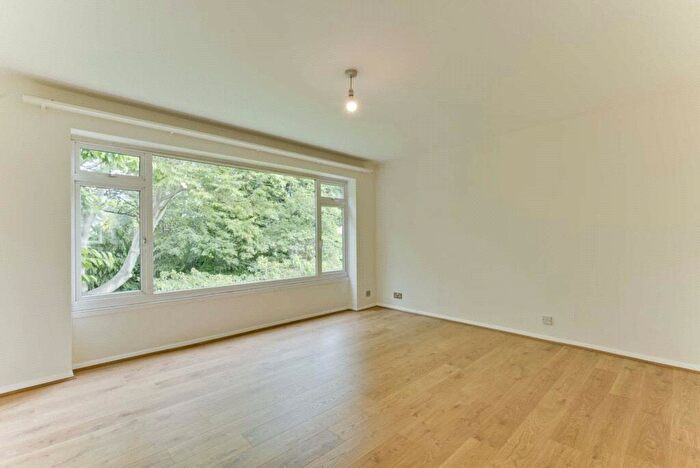 2 Bedroom Flat To Rent In Princes Road, Weybridge, Surrey, KT13