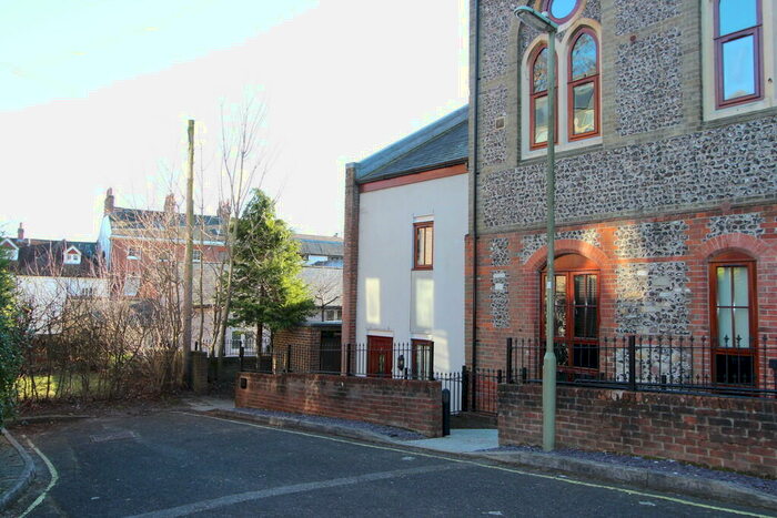 2 Bedroom Maisonette To Rent In Granville House, Sutton Gardens, SO23