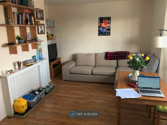 2 Bedroom Flat To Rent In Edinburgh Court, London, SW20