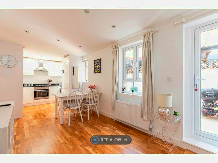 2 Bedroom Flat To Rent In Queenstown Road, Wandsworth, London, SW8