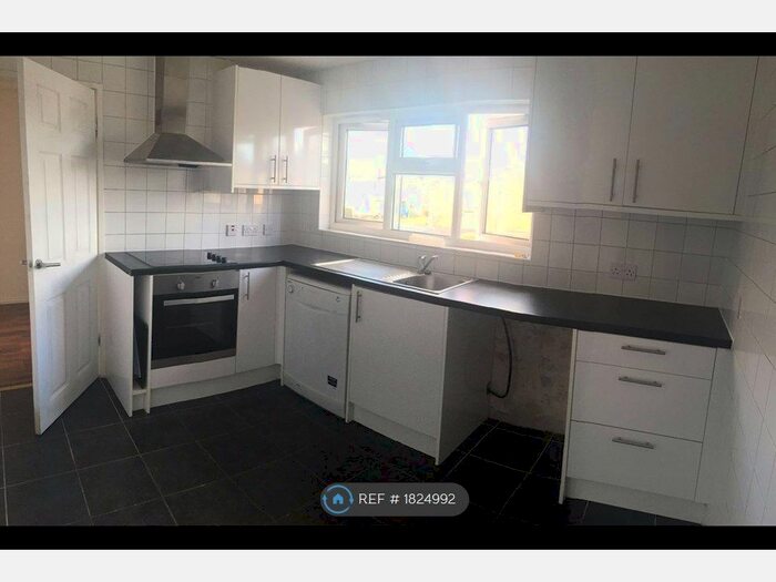 2 Bedroom Flat To Rent In St John's Ave, Sittingbourne, ME10