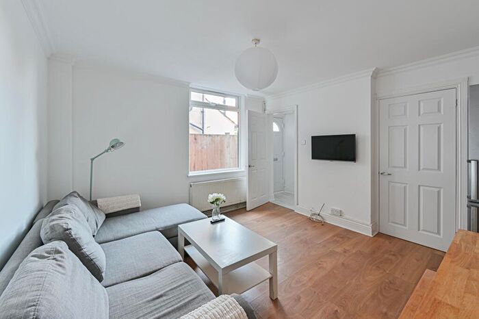 1 Bedroom Flat For Sale In Grenfell Road, Mitcham, Surrey, CR4