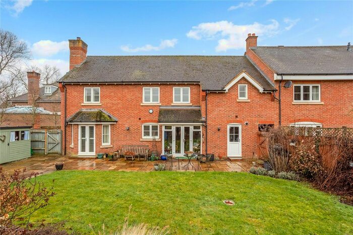 4 Bedroom Link Detached House For Sale In Canal Reach, Andwell, Hook, Hampshire, RG27