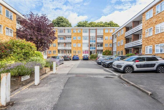 2 Bedroom Flat To Rent In Radstone Court, Woking, GU22