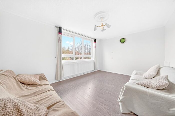 2 Bedroom Terraced House To Rent In Lyneham Walk, King's Park, E5