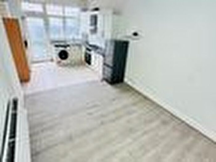 2 Bedroom Maisonette To Rent In East Avenue, Hayes, UB3