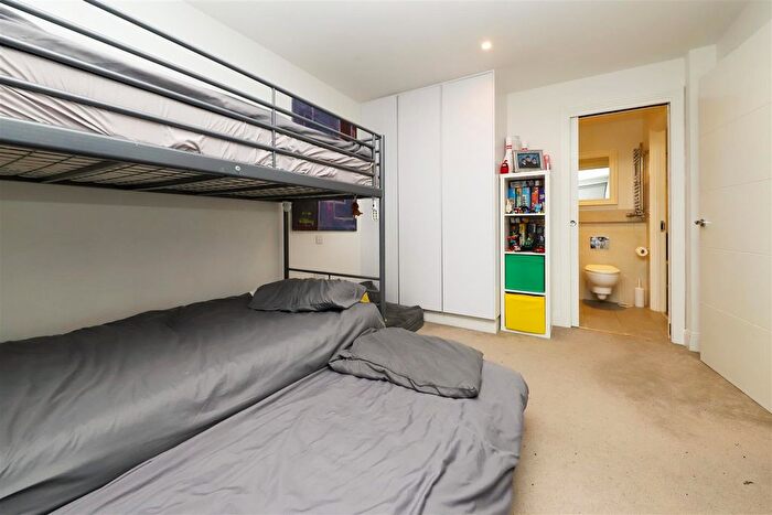 1 Bedroom Flat For Sale In Jessop Court, Brindley Place, UB8