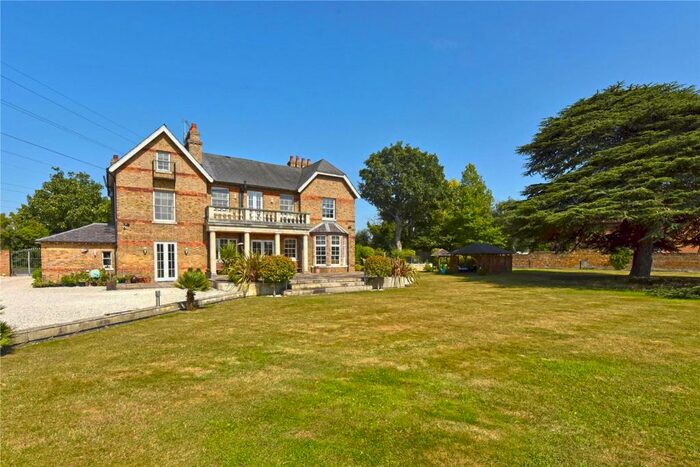 6 Bedroom Detached House To Rent In St. Marys Road, Middlegreen, South Bucks, SL3