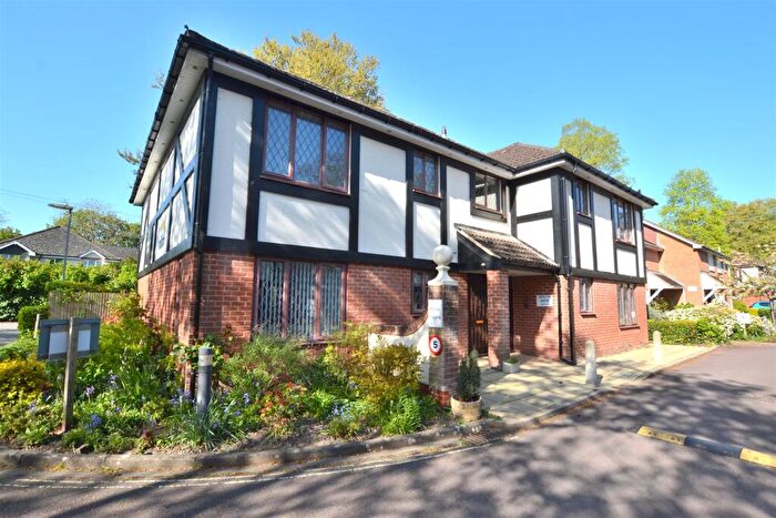 2 Bedroom Flat For Sale In Pegasus Court, Fleet, GU51