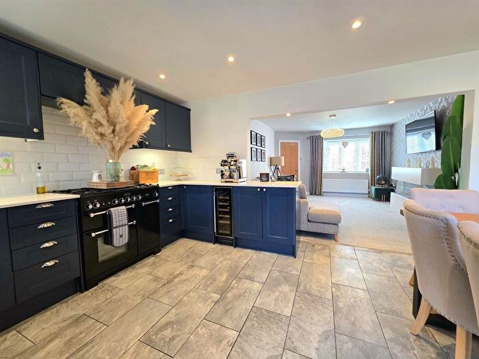 3 Bedroom Semi-Detached House For Sale In Belvoir Avenue, Barnburgh, Doncaster, DN5