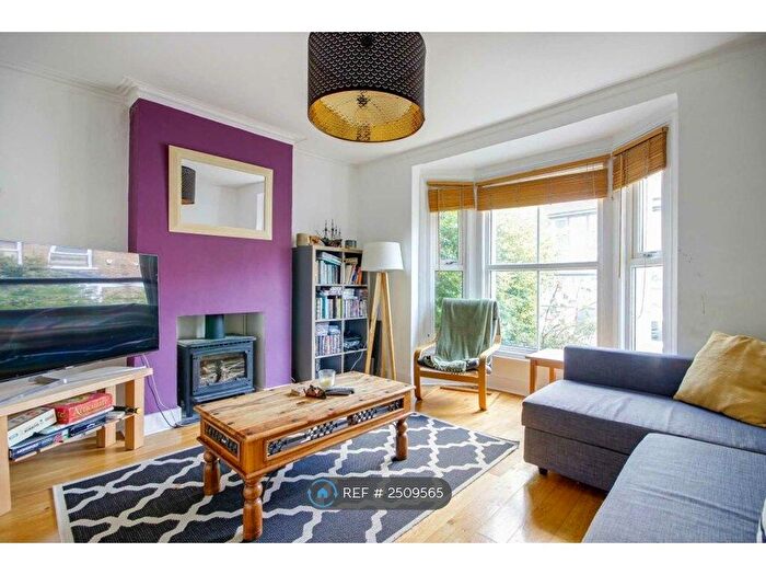 3 Bedroom Detached House To Rent In Avenue Road, London, N12