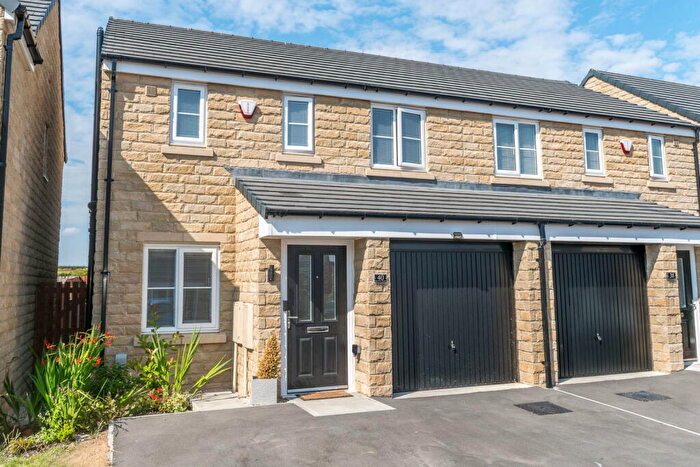 3 Bedroom Semi-Detached House For Sale In Shuttle Close, Skelmanthorpe, HD8