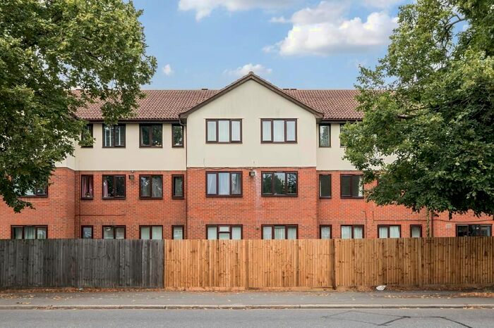 2 Bedroom Flat To Rent In Sunbury, Sunbury On Thames, TW16