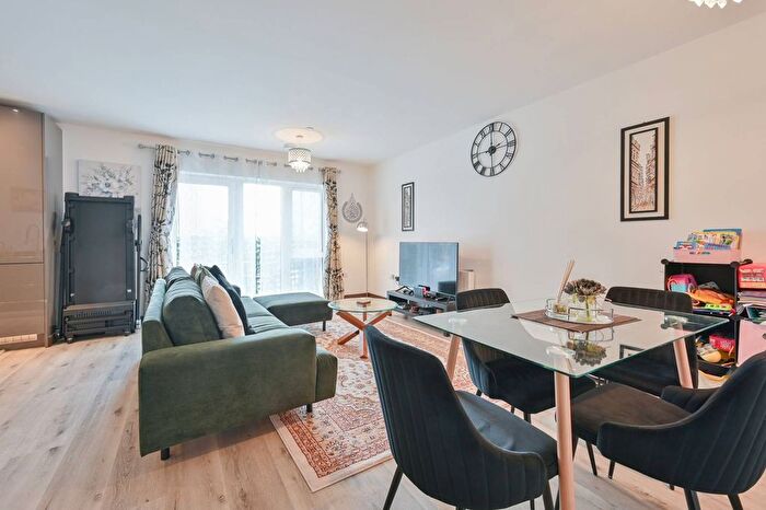 2 Bedroom Flat For Sale In Sydney Road, Et, Watford, WD18