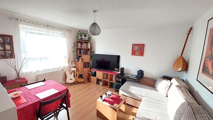 1 Bedroom Flat For Sale In Talbot Close, Mitcham, CR4