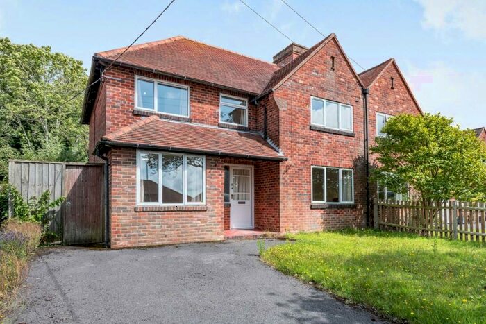 4 Bedroom House To Rent In Kings Crescent, Lymington, SO41