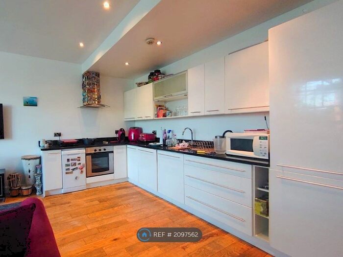 2 Bedroom Flat To Rent In The Broadway, Woodford Green, IG8
