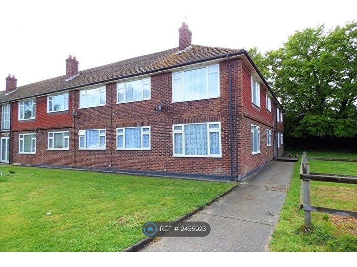 3 Bedroom Flat To Rent In Anchor Meadow, Farnborough, GU14