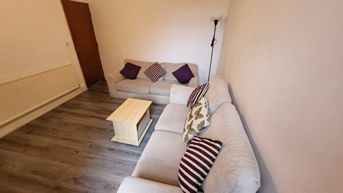 4 Bedroom Semi-Detached House To Rent In Beverly Road, Manchester, M14
