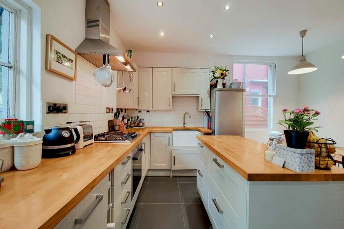 2 Bedroom Flat To Rent In .Oakmead Road, Balham, London, SW12