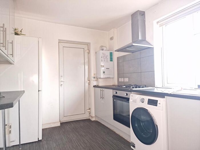 4 Bedroom Flat To Rent In High Road, Harrow, Middlesex, HA3