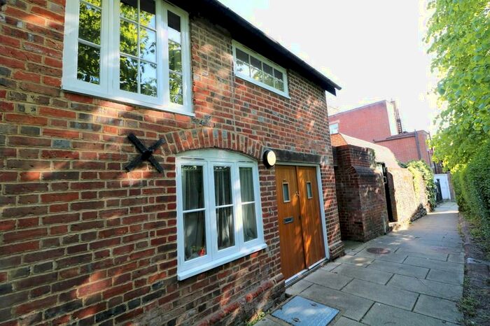 2 Bedroom Cottage To Rent In High Street, Dorking, RH4