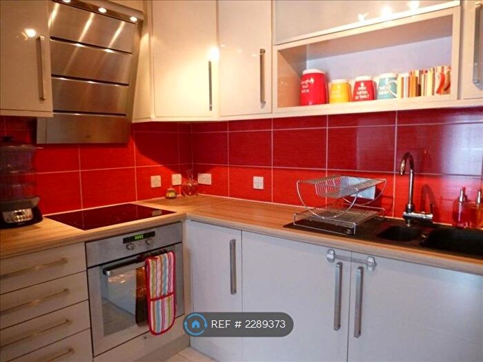 2 Bedroom Flat To Rent In Howlands Court Commonwealth Drive, Crawley, RH10