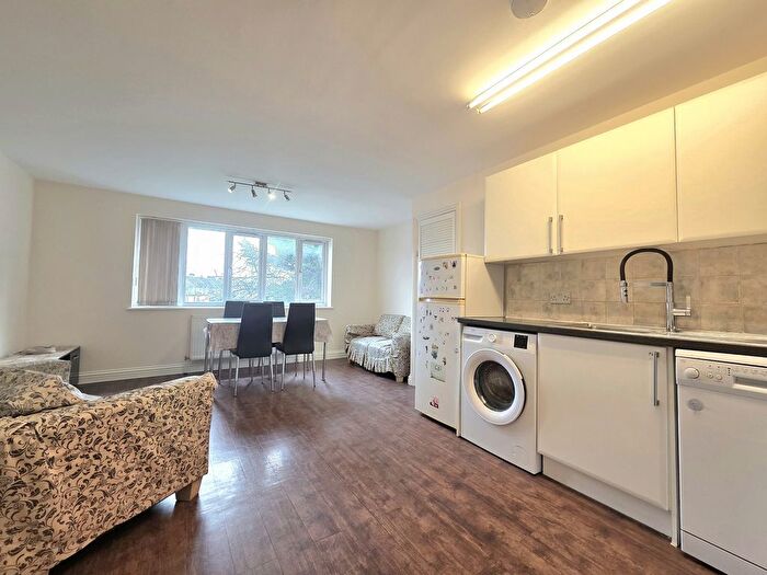 2 Bedroom Flat To Rent In The Vale, London, NW11