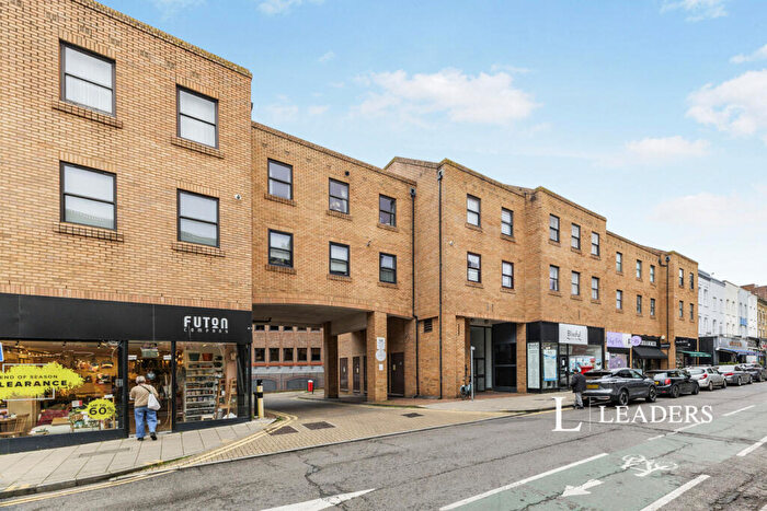 2 Bedroom Flat To Rent In Fife Road, Kingston Upon Thames, KT1