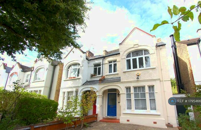 6 Bedroom Semi-Detached House To Rent In Fontenoy Road, London, SW12