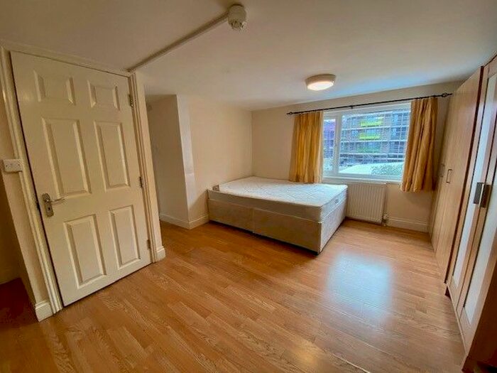 Studio To Rent In Rookery Close, Colindale, NW9