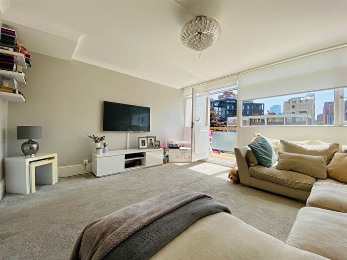 3 Bedroom Maisonette To Rent In Halstead Court, London, N1