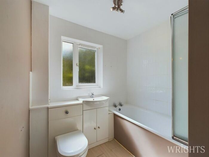 2 Bedroom Apartment For Sale In Tudor Close, Hatfield, AL10