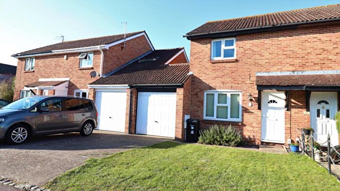 3 Bedroom Semi-Detached House To Rent In Saltersgate Close, Lower Earley, Reading, RG6