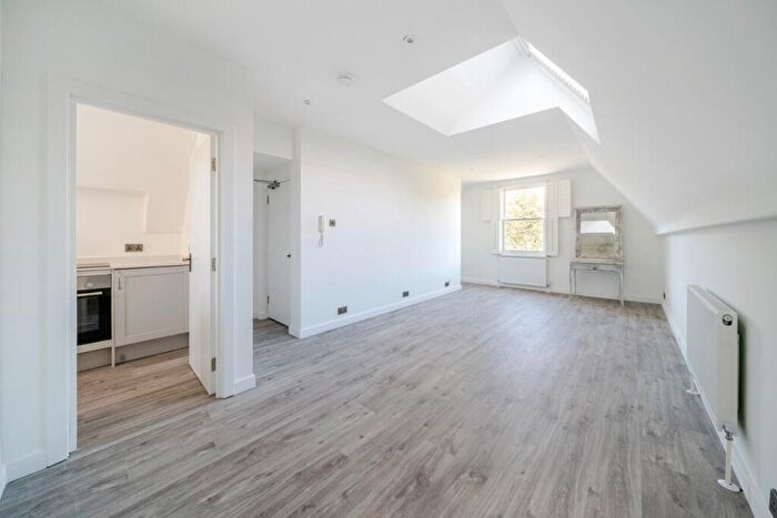 2 Bedroom Flat For Sale In Sheen Lane, Putney, London, SW14