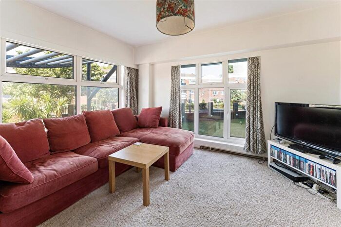 3 Bedroom Apartment For Sale In Daubeney Road, Hackney, E5