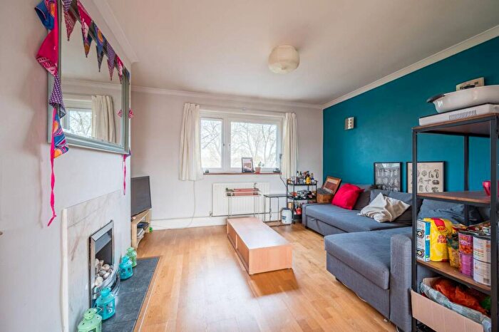 3 Bedroom Flat To Rent In Beaumont Square, Whitechapel, London, E1