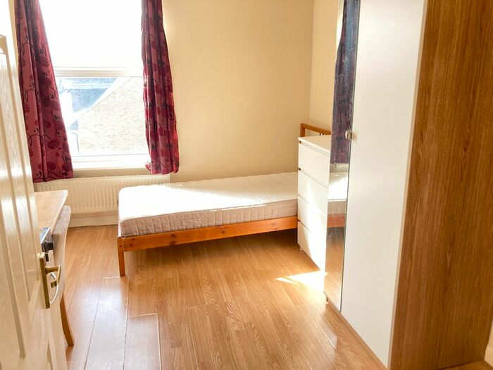 Studio To Rent In Very Near St Marys Church Area, Ealing, W5